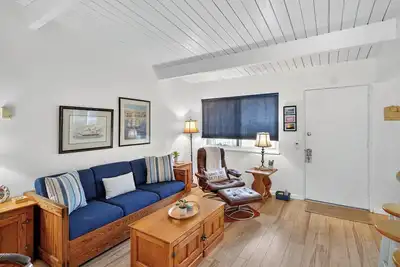 Image de New! 1-bed condo in Carp, Steps to Sand!