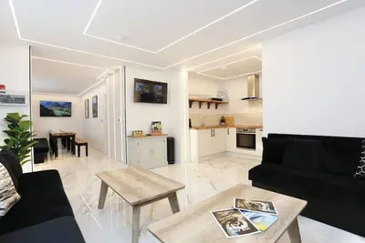 Image de Luxury Blackpool Apartment – Sleeps 14, Parking & Steps from Promenade