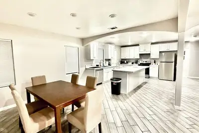 Image de Spacious 4-bedroom house in charming Bakersfield with Ac. 4 queen & 3 twin beds.