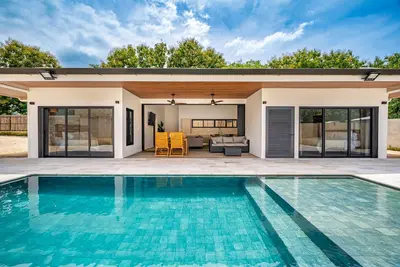 Image de Relaxing villa with private pool, lush yard & quick drive to the beach