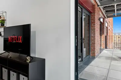 Image de Modern 2br Apt • City Centre • Fast WiFi + Balcony