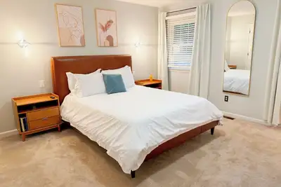 Image de Chic & Bright Home in North Hills & Close to Downtown