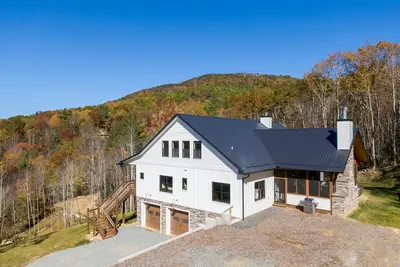 Image de Luxe Mountain Haven - Mountain Views, Hot Tub, Game Loft