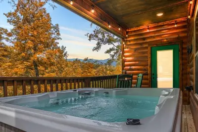 Image de Scenic Log Retreat • HotTub, Indoor Pool & Dogs Ok