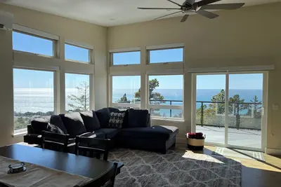 Image de Breathtaking ocean and bay views, 5-bedroom duplex in Oceanside's highest point.