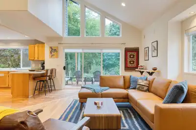 Image de Forest Front Home w/ Fire Pit, Mins to Beaches, Wineries | Cedarview Retreat