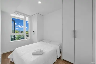 Image de Stylish Surrey Downtown Condo Perfect for Couples