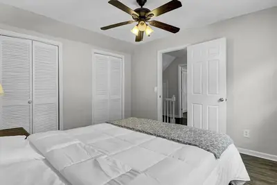 Image de Freshly updated 4 bedrooms 2 bathrooms single home in the heart of Charleston, nested in a peaceful and family oriented neighborhood, offering a serene retreat from the bustling city.