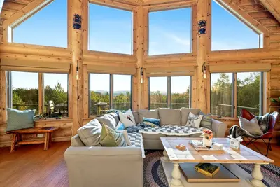 Image de Beautiful Log Home, Mtn Views, Sleeps 14, Hot Tub