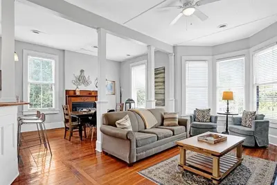 Image de Historic Loft Near Forsyth & Dining – Prime Area