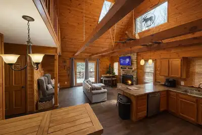 Image de Cozy Log Cabin overlooking a pond with a fire pit, game area and rustic charm