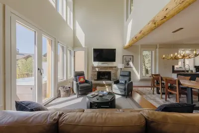 Image de Spacious Condo by InvitedHome | Walk to Ski/Gondola, Hot Tub, Loft Spaces