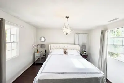 Image de Alevera Suites – Stylish 3br Home with Presidential Suites & Cozy Fire Pit Patio