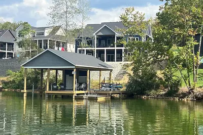 Image de Blue Water Retreat, New Lakefront w/ 6 Bedrooms, Hot Tub, Pool Table, Large Dock