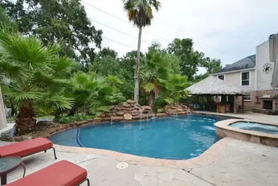 Huge Fun Pool/Tiki Hut & Big Gameroom, Pool table