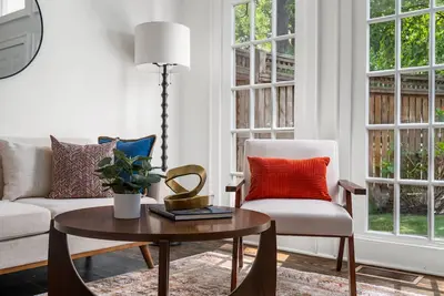 Image de Walkable Grant Park 1920s home with King Bed