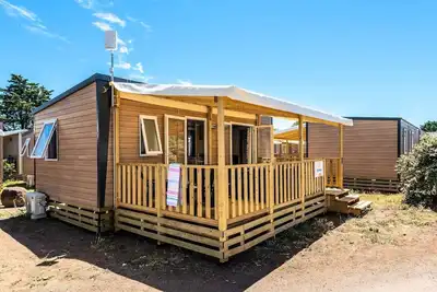 Image de Mobil-home | Premium | 2 Ch. | 4 pers. | Terrasse surélevée | A/C | Tv