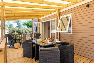 Image de Mobil-home | Premium | 3 Ch. | 6 pers. | Terrasse surélevée | A/C | Tv