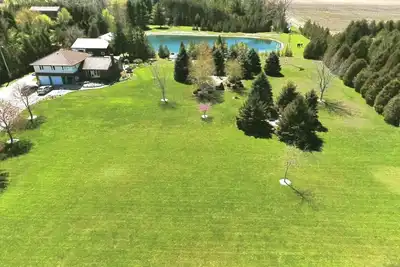 Image de Grand Bend Cottage. Private 26 acres of magical landscape & exclusive pond.