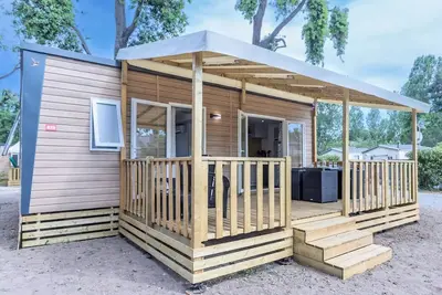 Image de Mobil-home | Premium | 3 Ch. | 6 pers. | Terrasse surélevée | A/C | Tv