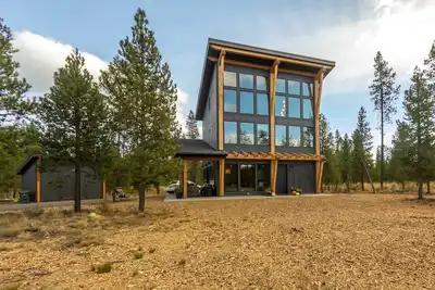 Image de The Bend Modern Pine Chalet