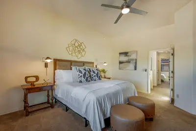 Image de Stylish / Garage / Fenced Backyard / 4 Br 3 Ba