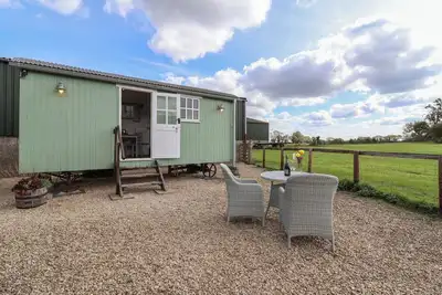 Image de The Shepherds Hut, romantic, with a garden in Nettleton
