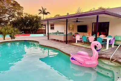 Image de Family Fun Near Ami: Pool, Pickleball & Mini Golf