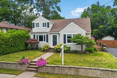 Image de Location Location Location - Charming 3 bed, 3 bath in the heart of Petoskey!