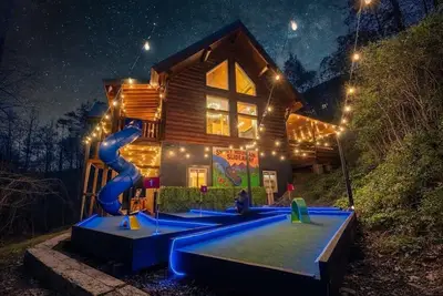 Image de Family Fun Cabin! Mini Golf +Bowling+Hot Tub+Game Room+Playground! Sleeps 16!