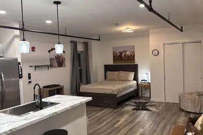 Image de Charming studio apartment in fantastic Cleveland Tremont area