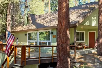 Image de Ponderosa Pines Family-friendly 3-bedroom cabin with Treehouse and Zip-line
