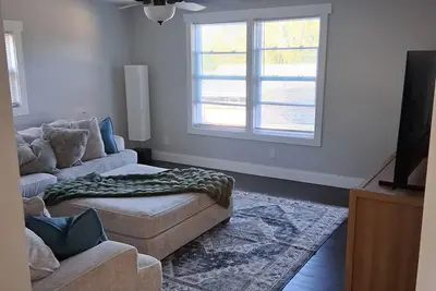 Image de Spacious 4-bedroom estate in lovely Edinboro. Walking distance to the lake.