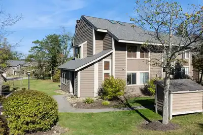 Image de Charming 2-bedroom condo short walk to main lift