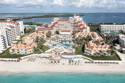 Image de Oceanfront Dual-Suite Retreat - Wyndham Grand Cancun Resort