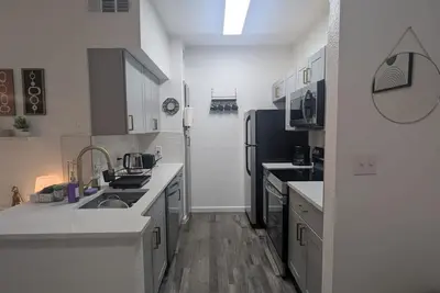 Image de Stylish Suite | 10 Mins to Dt | Pool, Gym, Parking