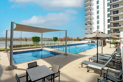 Image de Yas Island Getaway 1br in Water’s Edge Near Yas Mall & F1 Circuit