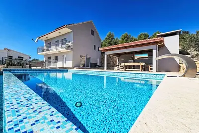 Image de Maison de vacances privée avec piscine privée, climatisation, Wifi, bain à remous, Tv, terrasse