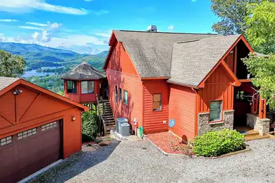 Image de Stunning 4br/2. 5ba cabin with year-round Lake Chatuge & mountain views. Hot tub, fireplace, wet bar & only 3 mins from downtown Hiawassee. Perfect for families, groups & getaways!