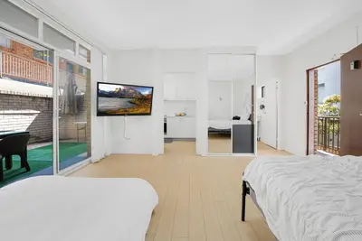 Image de 2 minute walk to Bondi Beach-350m|Sleeps|4 Guests|Air mattress|Central location