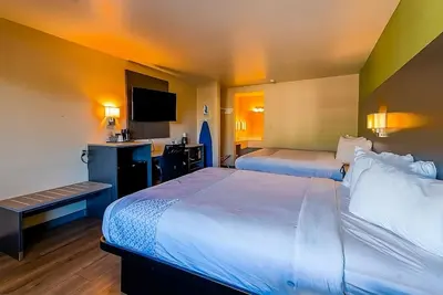 Image de Pleasant Unit near H‑E‑B with Swimming Pool Access & Parking Available