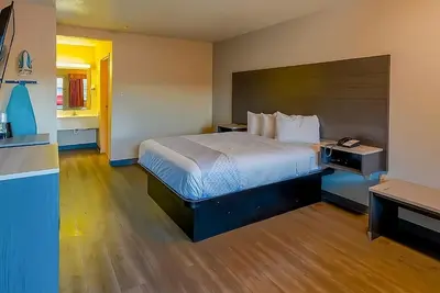 Image de Relaxing Unit near H‑E‑B with Outdoor Pool Access and Free On‑Site Parking