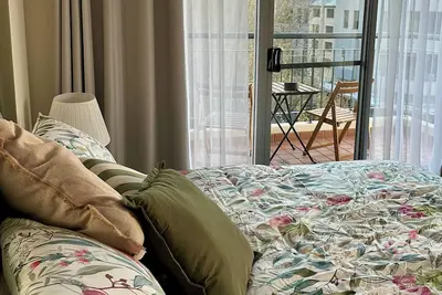 Image de 1 bedroom apartment, walking distance to Optus onsite parking, pool available.