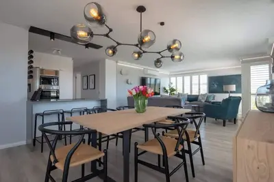 Laridae Luxe - 3bd Central Apt w Pool