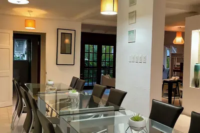 Image de Spacious 5-Bedroom Retreat – Sleeps 10 (+ Optional Apartment for 2 More! )