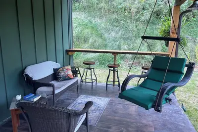 Image de Riverside Escape: Charming 2-Br Cottage on the Watauga River in Johnson City