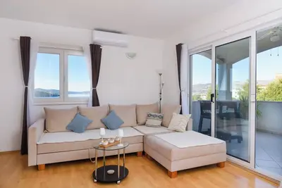 Image de Charming 2-bedroom apartment in tranquil Okrug Gornji with Ac