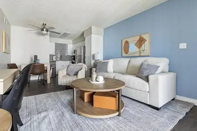 Landing | Chic 2bd in Maryvale Village