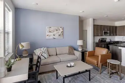 Landing | Modern 2bd, Pool, Gym