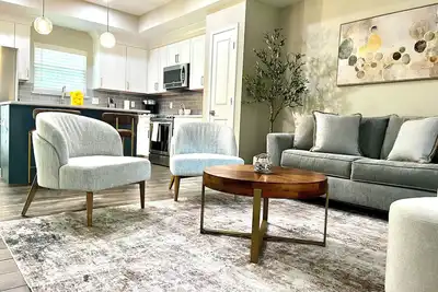 Image de Fully Stocked 3 bed/2 Bath Modern Home w/Lots of Parking & Close to Everything.